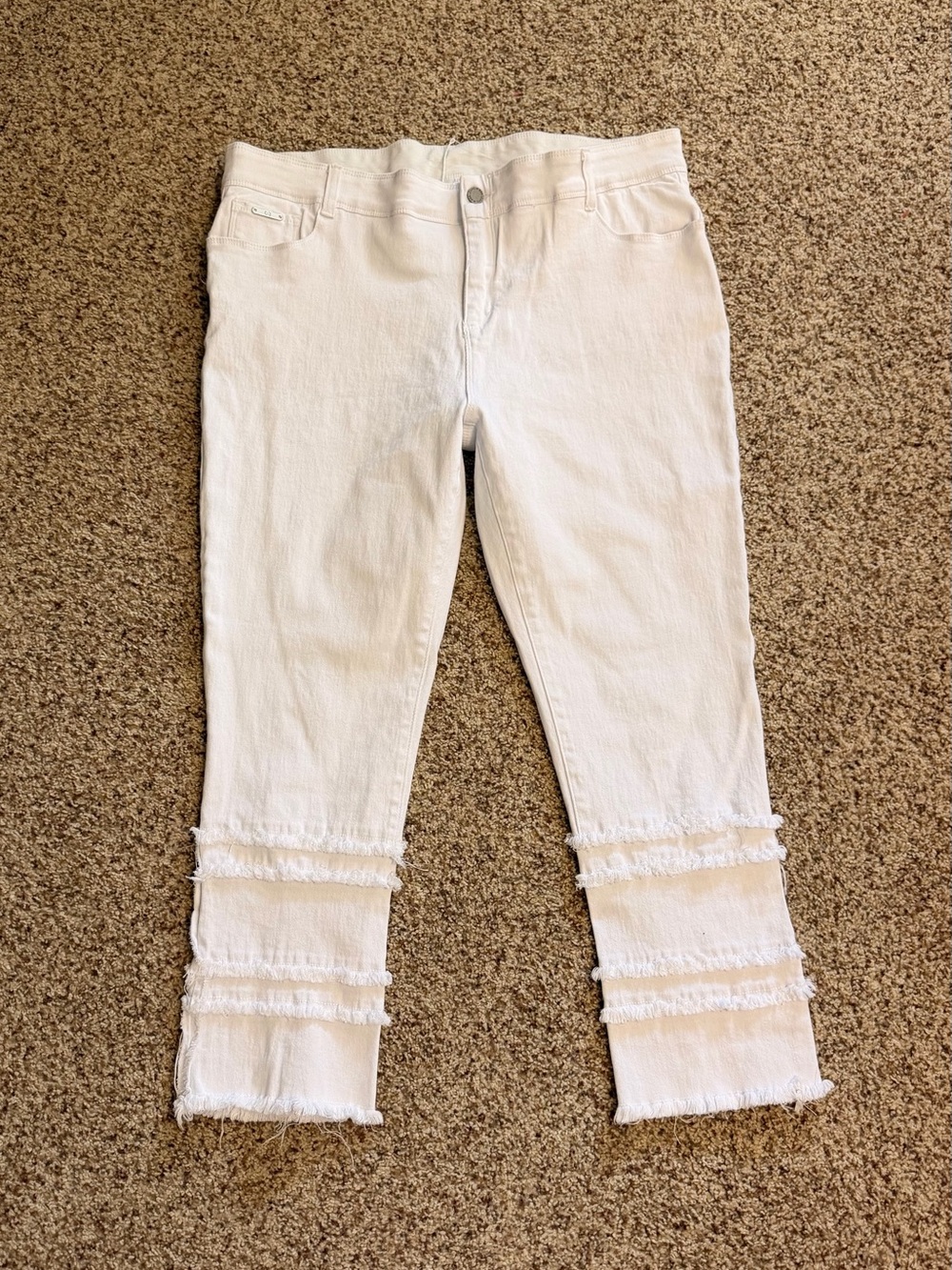 Coco + Carmen women’s White Frayed Hem Jeans 7252